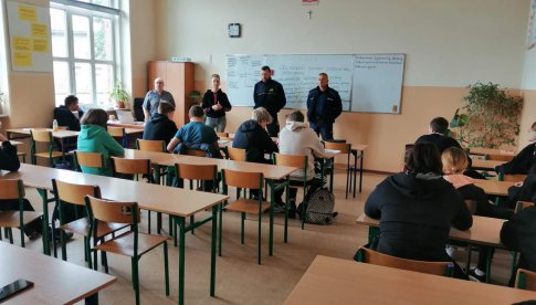 Lekcja o bezpieczeństwie w Zespole Szkół Cechu Rzemiosł Różnych w Bielawie