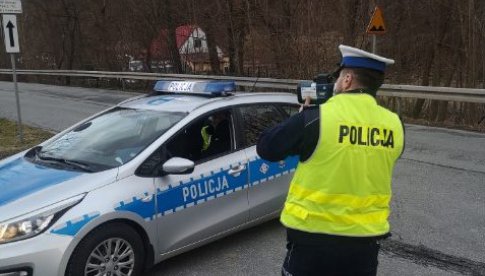Policjanci zatrzymali kierowców, którzy na drogach powiatu kłodzkiego przekroczyli dopuszczalną prędkość w terenie zabudowanym.