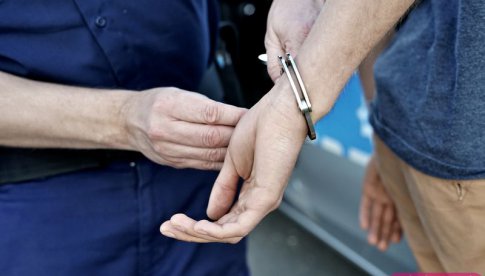 28-latek na widok policjantów odrzucił woreczki z amfetaminą, a 22-latek przyszedł na komisariat z marihuaną 