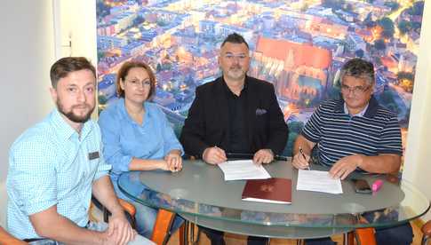 Podpisano umowę na budowę chodnika w Żelazowie