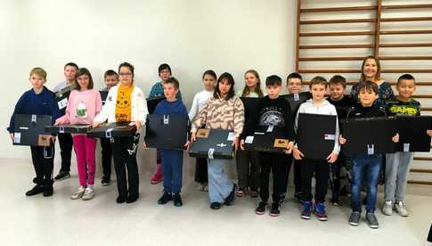 Uczniowie ze Stanowic z nowymi laptopami