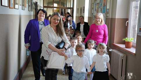 [FOTO] Przedszkolaki z Bajkowej Dolinki przyniosły wiosnę do Urzędu Gminy