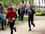 [WIDEO, FOTO] Pierwsze zmagania na parkowych alejkach. Wiosenne bieganie w Parku Sikorskiego