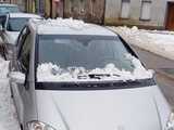 Śnieg i lód spadające z dachów uszkodziły dwa samochody