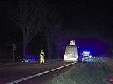 Wiatr zdmuchnął z drogi busa z przyczepą