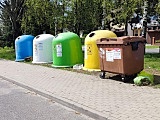 Straż Miejska Dzierżoniowa: wyrzucał odpady i inne śmieci pod kontenery na segregacje