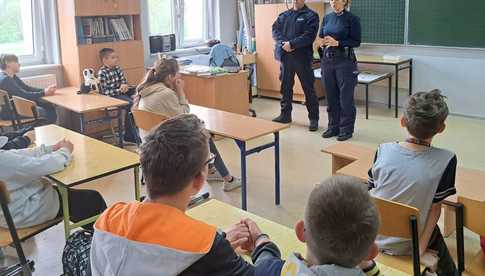 Policjantka i dzielnicowy odwiedzili dzieci z Zespołu Szkolno-Przedszkolnego w Mościsku
