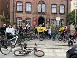 Niemczańscy policjanci na wycieczce rowerowej z dziećmi z podstawówki