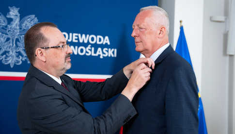 Wojewoda Maciej Awiżeń wręczył odznaki honorowe samorządowcom z Dolnego Śląska