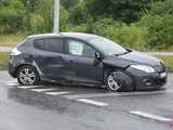 Renault uderzył w wysepkę drogową na obwodnicy Bielawy