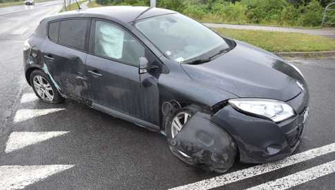 Renault uderzył w wysepkę drogową na obwodnicy Bielawy