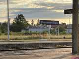 Stacja Dzierżoniów: podróżni wspinają się albo wyskakują z pociągu 