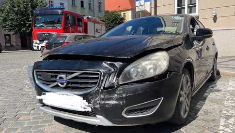 Wypadek w Dzierżoniowie: 75-letni kierowca wjechał w Ratusz