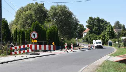 Trwa budowa chodnika w Jaźwinie