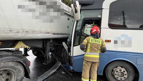 Zderzenie ciężarówki z autobusem w Przerzeczynie Zdroju