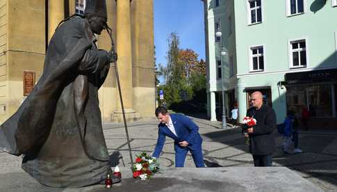 Gmina wiejska Dzierżoniów: kwiaty przed pomnikiem papieża