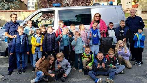 Uczniowie z dzierżoniowskiej Szkoły Podstawowej nr 5 z wizytą w Komendzie Powiatowej Policji