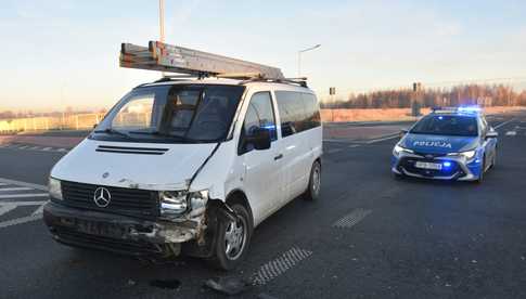 Zderzenie hyundaia z mercedesem na obwodnicy Dzierżoniowa