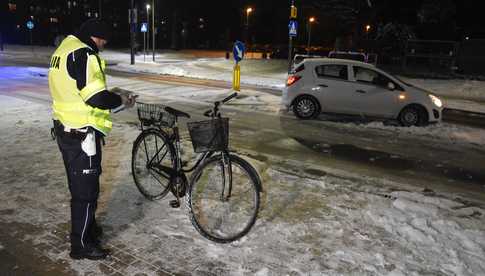 Zderzenie opla z rowerzystą w Dzierżoniowie