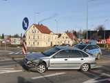 Zderzenie trzech aut na rondzie w Bielawie