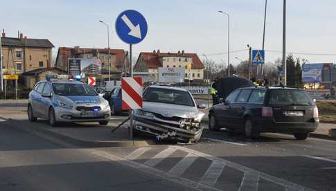 Zderzenie trzech aut na rondzie w Bielawie