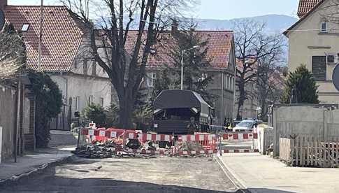 Ewakuacja mieszkańców i blokada ulicy 3 Maja w Bielawie – trwa usuwanie niewybuchu!