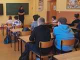 Policjantka rozmawiała z uczniami o odpowiedzialności prawnej osób nieletnich