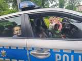 Dzieci z Przedszkola Tęczowa Kraina z wizytą na Posterunku Policji w Piławie Górnej