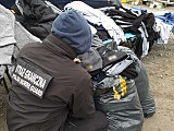 Funkcjonariusze Straży Granicznej z Kłodzka na targowisku w Bielawie ujawnili stoisko, na którym obywatel Bułgarii handlował podrobioną odzieżą