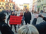 W demonstracji zorganizowanej 9 lutego na noworudzkim Rynku, wzięli udział Robert Biedroń oraz posłowie Adrian Zandberg i Marek Dyduch oraz Agnieszka Dziemianowicz-Bąk.