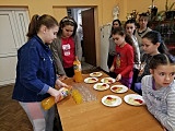 Na spotkanie z kucharzem bez granic, Arturem Szczytowskim przybyło 19 młodych osób 