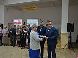 Seniorzy z terenu gminy Kłodzko mogą już bezpłatnie odebrać Ogólnopolską Kartę Seniora