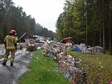 Ciężarówka w rowie na dk8 między Szczytną a Polanicą