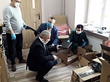 Burmistrz Bystrzycy Kłodzkiej Renata Surma wraz z senatorem Aleksandrem Szwedem przekazali sprzęt komputerowy placówkom edukacyjnym 