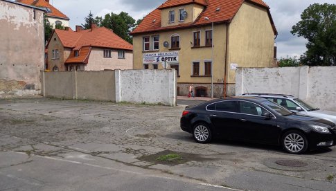 Bystrzyca Kłodzka: bezpłatne miejsca parkingowe przy ul. Wojska Polskiego 