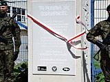 uroczystość odsłonięcia pomnika upamiętniającego 40 rocznicę strajków w zakładach POLMO-ZEM w Dusznikach-Zdroju
