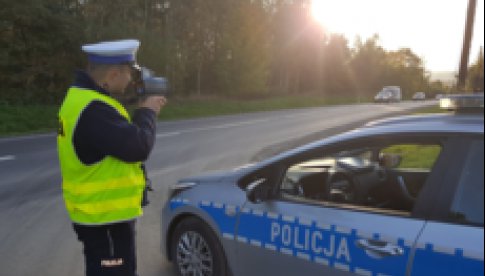 Policjanci w Kłodzku zatrzymali do kontroli drogowej kobietę, która kierowała samochodem osobowym. 28-latka ponownie zdecydowała się na jazdę pomimo sądowych zakazów prowadzenia pojazdów. Teraz kobieta ponownie za swoje zachowanie odpowie karnie.  Wczoraj