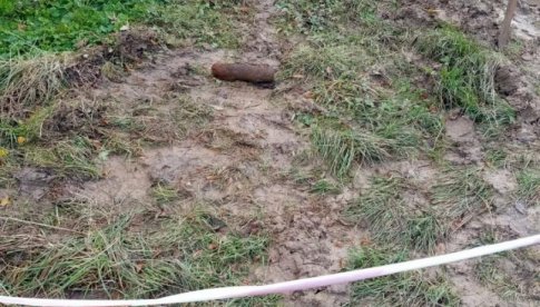 W kompleksie leśnym na terenie gminy Kłodzko znaleziony został pocisk artyleryjski.
