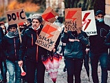 Kobiety i wspierający je mężczyźni wyszli na ulice Dusznik-Zdroju