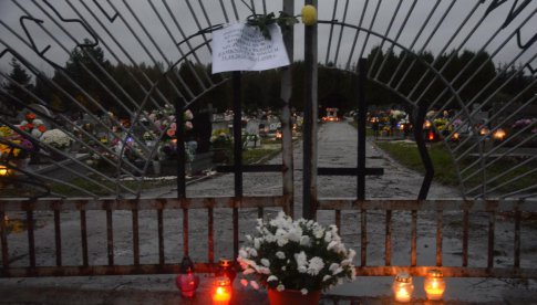 Pandemia przerwała tradycję odwiedzania grobów jednak w wielu miastach mieszkańcy postanowili zapalić symboliczne znicze i postawić kwiaty pod bramami cmentarzy. 