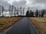 W sierpniu tego roku rozpoczęła się realizacja zadania pn. Przebudowa dróg gruntowych na ścieżki rowerowe asfaltowe na terenie Gminy Lewin Kłodzki obręb Lewin Kłodzki i Taszów