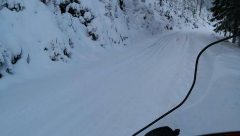 Została przygotowana przez skuter śnieżny trasa w Masywie Śnieżnika na odcinku Kletno - Droga nad Lejami - Kamienica.