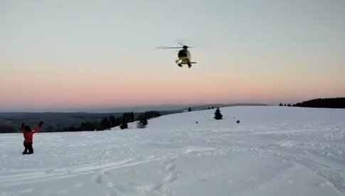W niedzielę, 14 lutego ratownicy pełniący dyżur na stokach Zieleniec Ski Arena zostali poinformowani o narciarzu, który przewrócił się z niewiadomych przyczyn na trasie w okolicy pasa granicznego. 