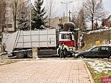 Samochód ciężarowy wywożący odpady śmiertelnie potrącił straszą kobietę.