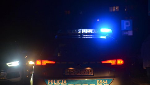 Nocny pościg w Stroniu Śląskim. 29-latek nie zapanował nad pojazdem i uderzył w słup