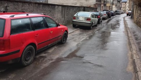 Nowe miejsca dla samochodów osobowych powstaną przy ul. Starobystrzyckiej. 