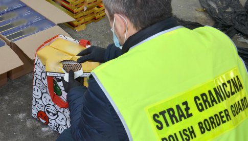 Funkcjonariusze Straży Granicznej z Kłodzka ujawnili w powiecie dzierżoniowskim ponad 3 tysiące paczek papierosów. 