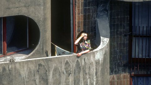 Odnaleziono kobietę ze słynnego zdjęcia Chrisa Niedenthala, wykonanego latem 1982 roku na wrocławskim Manhattanie