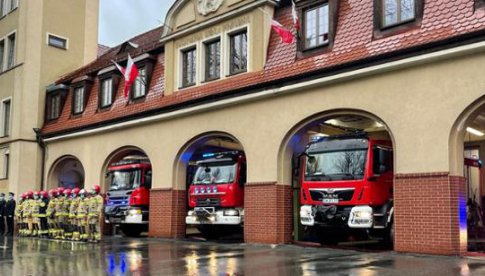 W Jednostkach Ratowniczo-Gaśniczych Państwowej Straży Pożarnej z terenu powiatu kłodzkiego odbyły się uroczyste zmiany służby, w trakcie których miało miejsce podniesienie flagi państwowej.