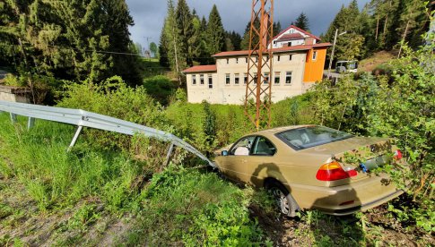 28 maja ok. godz. na drodze między Szczytną, a Złotnem doszło do zdarzenia drogowego z udziałem samochodu osobowego marki BMW. 